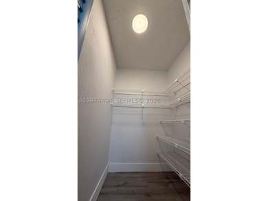 Beautiful and completely updated 1-bedroom, 1.5-bath condo in - photo 8
