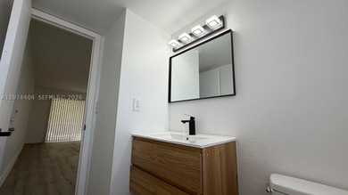 Beautiful and completely updated 1-bedroom, 1.5-bath condo in - photo 10