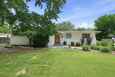 Welcome home to 262 Bonnie Brae! Situated on a beautiful 0 - photo 1