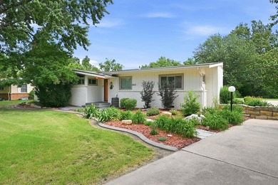 Welcome home to 262 Bonnie Brae! Situated on a beautiful 0 - photo 2