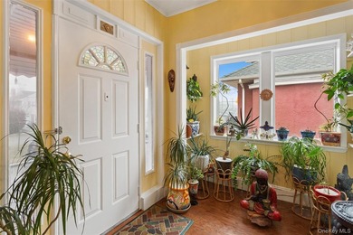 Charming and inviting 3-bedroom beachside retreat filled with - photo 4