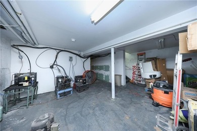 Welcome to this well-positioned mixed-use investment property in - photo 15
