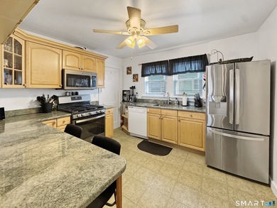 Beautifully-maintained single-family home offers the perfect - photo 4