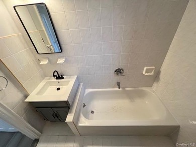 Excellent Condition 1 Bedroom Coop Located In Woodside/Sunnyside