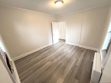 Excellent Condition 1 Bedroom Coop Located In Woodside/Sunnyside