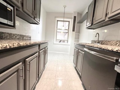 Excellent Condition 1 Bedroom Coop Located In Woodside/Sunnyside