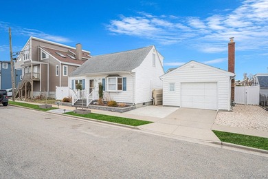 Welcome to this beautifully renovated 4-bedroom, 2-bath - photo 4