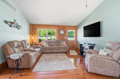 Feel like you're on vacation every day in this lovely log cabin - photo 17