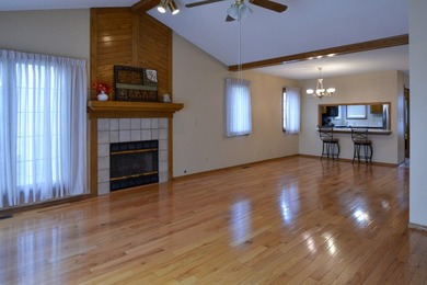 Welcome to lake life fun at Sandpiper Bay! This spacious - photo 5