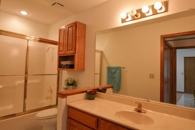 Welcome to lake life fun at Sandpiper Bay! This spacious - photo 9