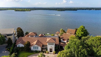 Luxury & Location! Are you hunting the absolutely incredible - photo 2