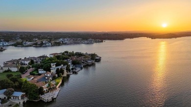 Luxury & Location! Are you hunting the absolutely incredible - photo 5