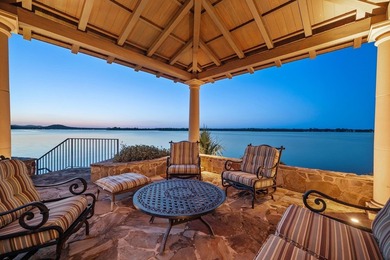 Luxury & Location! Are you hunting the absolutely incredible - photo 8