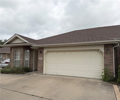 This delightful 2-bedroom, 2-bath townhome is primed for its new - photo 1