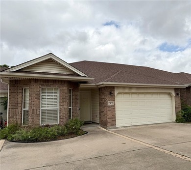 This delightful 2-bedroom, 2-bath townhome is primed for its new - photo 2