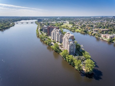 Lake Home For Sale in Laval (Pont-Viau),