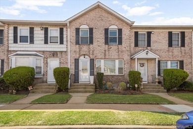 Tired of maintaining the lawn? This spacious 3Br, 2.5Bth Condo - photo 1