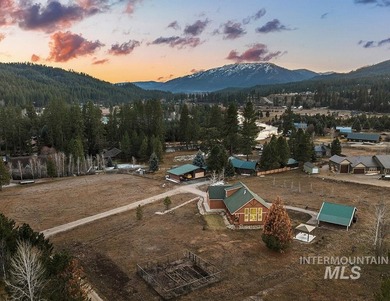 Custom-built timber cabin on over an acre with a 3-car garage - photo 2