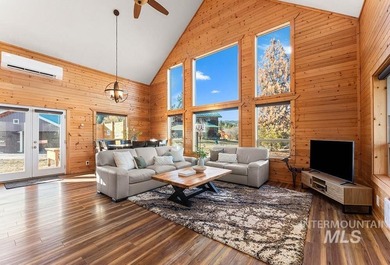 Custom-built timber cabin on over an acre with a 3-car garage - photo 5