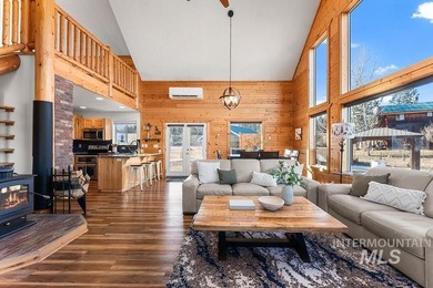 Custom-built timber cabin on over an acre with a 3-car garage - photo 7