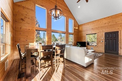 Custom-built timber cabin on over an acre with a 3-car garage - photo 8