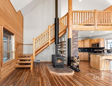 Custom-built timber cabin on over an acre with a 3-car garage - photo 9