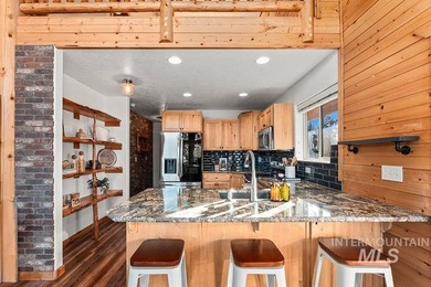 Custom-built timber cabin on over an acre with a 3-car garage - photo 10