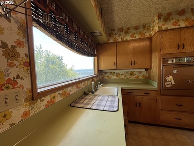 Live on top of the world in Camas, Washington. This rare, nearly - photo 28