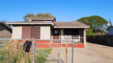 Great value alert! This classic 4-bedroom, 2-bath home is a - photo 1