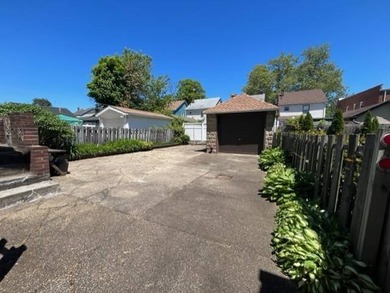 Lovingly maintained bright, spacious 3 bedroom 1.5 bath Detached - photo 3