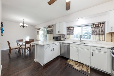 Welcome to this spacious and well-maintained 3-bedroom, 2.5-bath - photo 9
