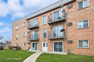(private lake, pond, creek) Condo For Sale in Carol Stream Illinois