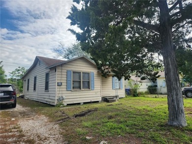 Investment opportunity on a spacious approximately .25-acre lot! - photo 2