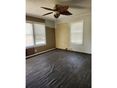 Investment opportunity on a spacious approximately .25-acre lot! - photo 4