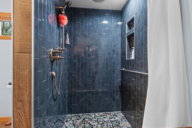 Welcome to the first-ever lake house offered in the exclusive - photo 21
