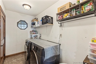 Experience lakefront living in this well-appointed 3-bedroom - photo 31