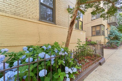 Come see this lovely Villiage Flair apartment, filled with light - photo 2