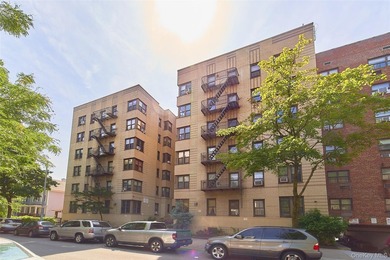 Come see this lovely Villiage Flair apartment, filled with light - photo 3
