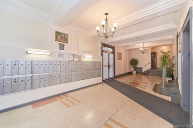 Come see this lovely Villiage Flair apartment, filled with light - photo 5