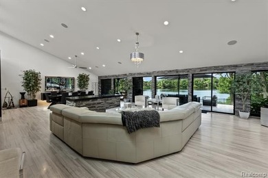A remarkable expression of contemporary lake-area living, this - photo 13