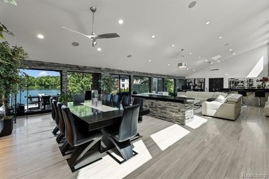 A remarkable expression of contemporary lake-area living, this - photo 15