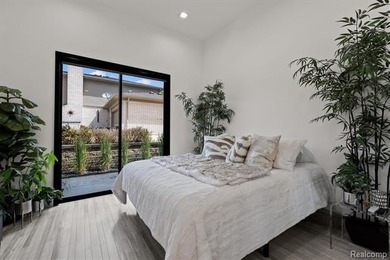 A remarkable expression of contemporary lake-area living, this - photo 27
