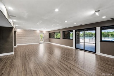 A remarkable expression of contemporary lake-area living, this - photo 28