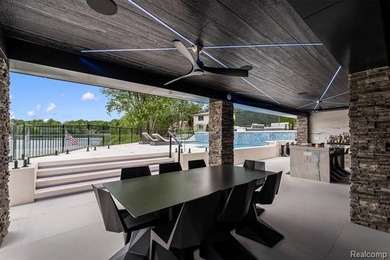A remarkable expression of contemporary lake-area living, this - photo 29
