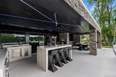 A remarkable expression of contemporary lake-area living, this - photo 30