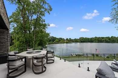 A remarkable expression of contemporary lake-area living, this - photo 32