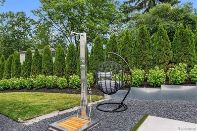 A remarkable expression of contemporary lake-area living, this - photo 35