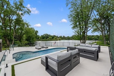 A remarkable expression of contemporary lake-area living, this - photo 36