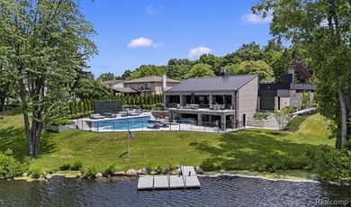 A remarkable expression of contemporary lake-area living, this - photo 37