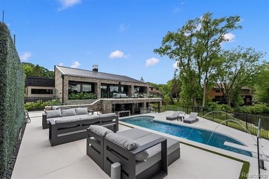 A remarkable expression of contemporary lake-area living, this - photo 38